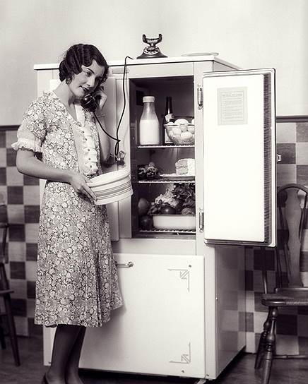 Телефоны и холодильники за прошедший век сильно изменились, но жизнь без них по-прежнему представить нельзя 
