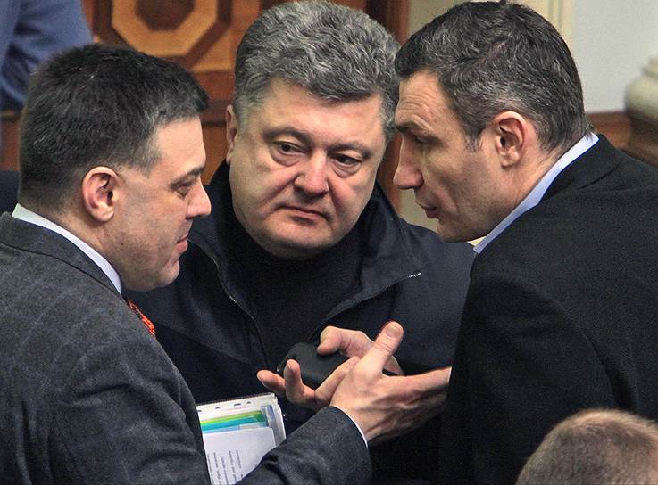Петр Порошенко стал главным бенефициаром событий на Майдане, оставив позади его лидеров, боксера Виталия Кличко (справа) и националиста Олега Тягнибока (слева) 
