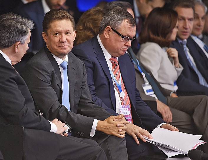 Председателям правления &quot;Газпрома&quot; и банка ВТБ Алексею Миллеру (слева) и Андрею Костину (в центре) на саммите лидеров глобального бизнеса, прошедшего в рамках ПМЭФ, места в первом ряду достались не случайно. Но главный интерес все же вызывали крупные чиновники -- глава ЦБ Эльвира Набиуллина и первый вице-премьер Игорь Шувалов (справа) 