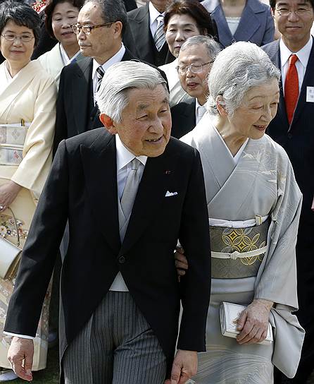 Император Акихито, как и предписывает конституция Японии,— лишь &quot;символ нации и единства народа&quot; 

