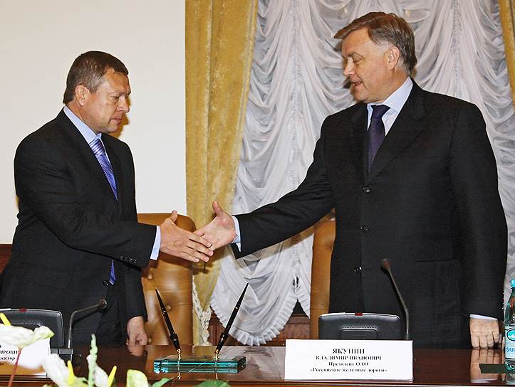 Компания РЖД, возглавляемая Владимиром Якуниным (справа), могла бы выкупить принадлежащую Игорю Зюзину ветку железной дороги за $2 млрд, но и это не гарантирует &quot;Мечелу&quot; спасения 
