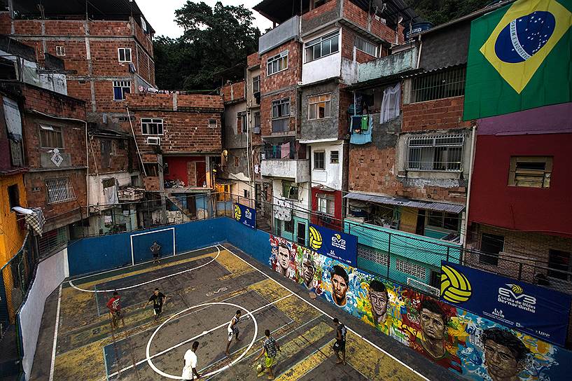 Бразильцы обожают футбол, но помпезным стадионам предпочли бы новые школы, больницы и спортплощадки 
