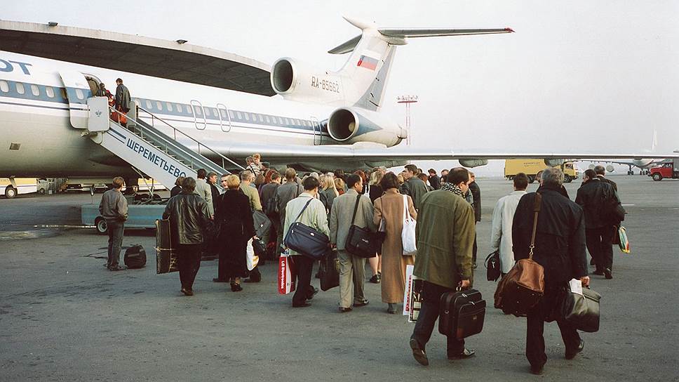 В начале девяностых и российские международные аэропорты выглядели по-другому, и отношение властей к обладателям двойного гражданства было другим