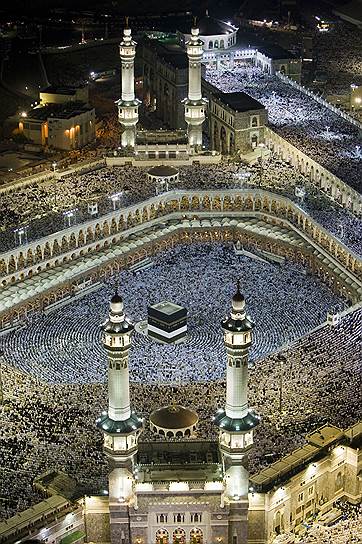 Один из главных объектов религиозного паломничества — город Мекка в Саудовской Аравии. Самый посещаемый религиозный объект в Мекке — мечеть аль-Харам, во дворе которой находится главная святыня ислама — Кааба, сооружение кубической формы. Ежегодно Масджид аль-Харам посещает более 10 млн верующих из Саудовской Аравии и других стран. Эта крупнейшая в мире мечеть имеет девять минаретов, высота которых достигает 95 м. Кроме четырех ворот существует еще 44 входа в Масджид аль-Харам, одновременно она может вмещать 900 тыс. человек.&lt;br>С августа 2011 года осуществляется масштабный проект реконструкции мечети. Власти королевства рассчитывают, что это увеличит площадь храмового комплекса Масджид аль-Харам в полтора раза — в нем одновременно смогут молиться более 1,6 млн верующих. Стоимость работ превышает $20 млрд. В 2014 году стоимость организации хаджа у официального оператора по Республике Татарстан, занимающегося отправкой паломников в Мекку и Медину, составляет 155 тыс. руб.
