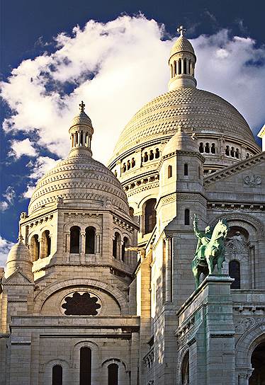Вторая по популярности достопримечательность Франции после собора Парижской Богоматери — базилика Сакре-Кер. Ежегодно этот католический храм посещает до 10 млн туристов. Строительство церкви на холме Монмартр, самой высокой точке Парижа (130 м), началось в 1875 году. Длина базилики достигает 85 м, ширина — 35 м, высота центрального купола — 83 м, храм вмещает единовременно более 3 тыс. человек.&lt;br>Сакре-Кер является действующим храмом, вход в него бесплатный как для паломников, так и для туристов. Внутри экскурсии не проводятся в целях соблюдения тишины. Книжный магазин при базилике предлагает туристам путеводитель за €5, который поможет при самостоятельном осмотре достопримечательности. Оплачивается посещение купола и крипты. На купол собора, откуда открывается живописный вид на город, ведут 300 ступеней. Комбинированный билет (купол и крипта) стоит €8