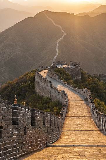 Каждый год Великую Китайскую стену посещают свыше 9 млн человек. Строительство ее первых участков началось в III веке до н. э. для защиты от набегов, в частности, кочевого народа хунну. Возведение стены продолжалось и в период правления династии Мин (1368-1644 годы), когда Великая Китайская стена стала крупнейшим в мире военным сооружением. Археологи сообщают, что общая длина участков Великой стены, которые были построены в эпоху Мин, составляет 8,85 тыс. км. В 2012 году были опубликованы результаты исследования Государственной администрации по делам культурного наследия Китая: установлено, что общая протяженность стены — почти 21,2 тыс. км