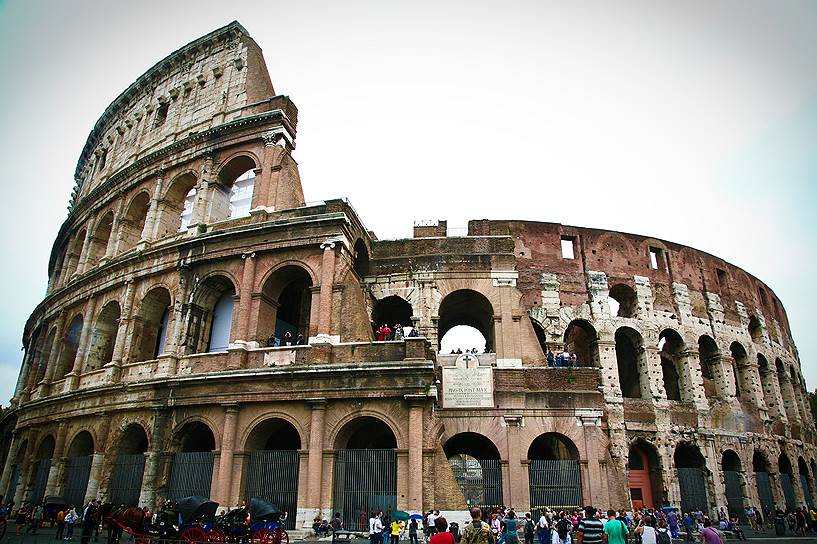 Римский Колизей, самый знаменитый из сохранившихся древнеримских амфитеатров, входит в десятку популярнейших культурных объектов Италии. Ежегодно его посещает свыше 5 млн человек.&lt;br>Строительство Колизея, или амфитеатра Флавиев, началось в 72 году при императоре Веспасиане, открытие состоялось в 80 году во время правления Тита. Изначально амфитеатр использовался для увеселительных зрелищ, в том числе для гладиаторских боев. Длина наружного эллипса — 524 м, высота стен доходит до 50 м, сооружение могло вмещать до 50 тыс. человек