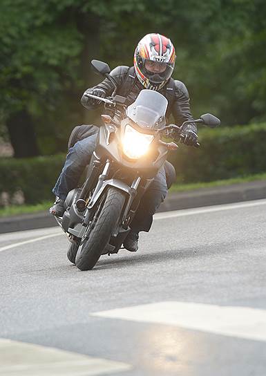 Многие мотоциклисты вопреки правилам дорожного движения в дневное время используют дальний свет фар, чтобы быть более заметными 
