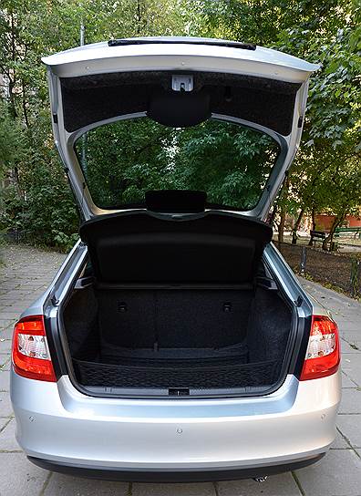 Багажник объемом 550 л можно увеличить, сложив задние сиденья, но ровного пола, понятно, не добиться 
