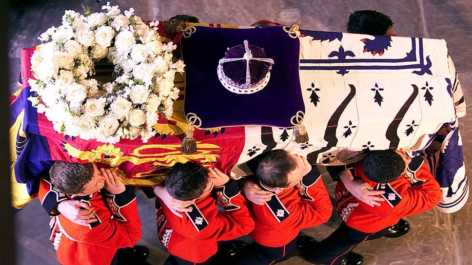 Елизавета Анджела Маргерит Боуз-Лайон скончалась 30 марта 2002 года в возрасте 101 года. Похороны королевы-матери, состоявшиеся 9 апреля, обошлись в &amp;#163;5,9 млн ($9,9 млн). Полиция не разглашала свои расходы, а Министерство обороны заявило о тратах в &amp;#163;308 тыс. ($513 тыс.)