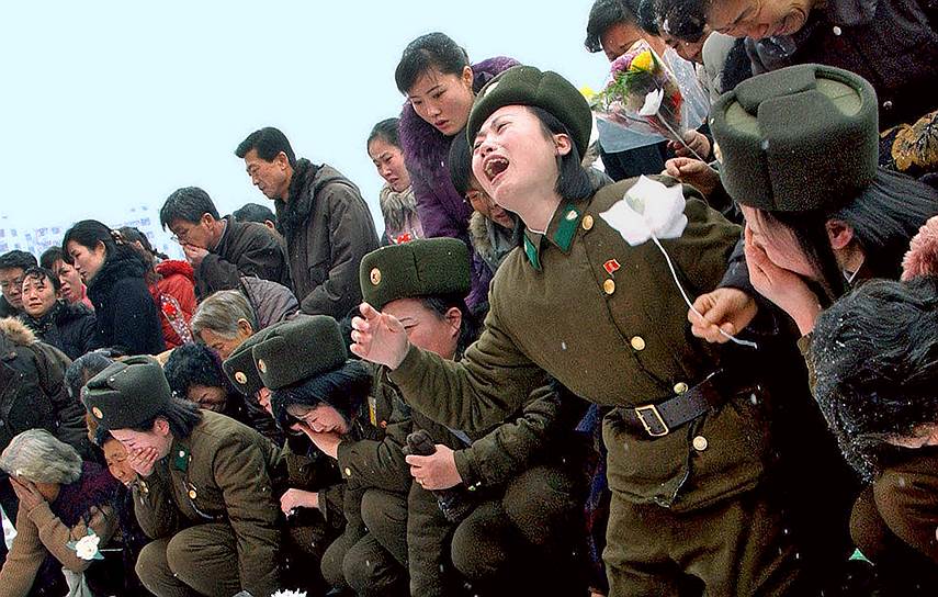 Похороны северокорейского лидера состоялись 28 декабря 2011 года и обошлись, по оценке южнокорейской газеты The Chosun Ilbo, в $40 млн. Проститься с усопшим пришли 5 млн человек. Церемония проходила на площади перед мемориальным дворцом Кымсусан, на реставрацию которого ушло $4,5 млн. Кортеж состоял из черных Mercedes и белых Volkswagen. На одной из трех главных машин размещался огромный портрет улыбающегося Ким Чен Ира, на второй — гигантский венок с траурными белыми хризантемами, на третьем лимузине на подушке из цветов находился закрытый гроб с телом покойного. Стеклянный саркофаг и услуги бальзамирования обошлись в $1 млн. Сейчас ежегодное обслуживание забальзамированного тела оценивается в $2,5 млн. Статуя высотой 23 м, установленная на холме Мансудэ в Пхеньяне, обошлась в $10 млн. В эту же стоимость вошло обновление статуи Ким Ир Сена, отца Ким Чен Ира, также похороненного в Кымсусане. Еще $500 тыс. ушло на значки с изображением Ким Ир Сена и Ким Чен Ира и создание их мозаичных портретов по всей стране