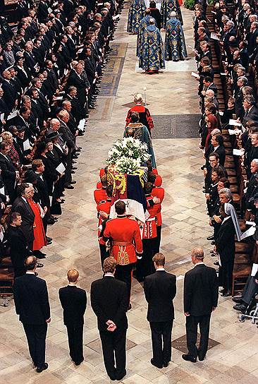 На похоронах принцессы Дианы 6 сентября 1997 года присутствовали первые леди США и Франции Хиллари Клинтон и Бернадетт Ширак, британский премьер Тони Блэр, экс-президент ЮАР Нельсон Мандела, сэр Элтон Джон. Проститься с принцессой пришли свыше 2 млн человек, за церемонией похорон по телевизору наблюдали почти 33 млн британцев, а во всем мире — более 2,5 млрд человек. Порядок обеспечивали 27 тыс. полицейских