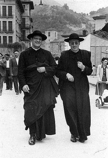 Католический священник Хосе Мария Арисмендиаррета, больше известный как Арисменди (справа), так увлекся идеями социалистов-утопистов, что попробовал воплотить их 
