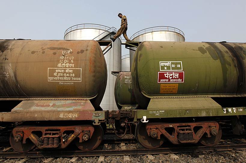 Индия — один из основных покупателей иранской нефти, но оплачивать поставки предпочитает бартером и со скидкой 
