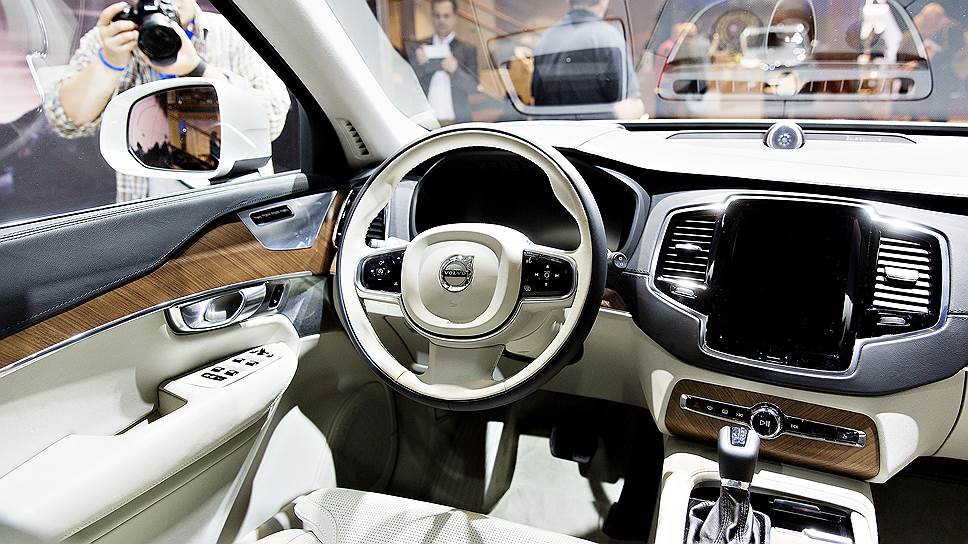 Богатство интерьера нового Volvo XC90 отчасти примиряет с тем, что машина подорожала на миллион рублей 
