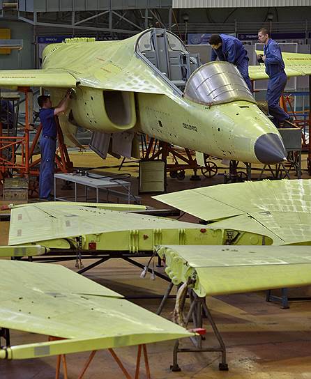 Учебно-боевой самолет Як-130, который делают на Иркутском авиазаводе, успешно продается в Бангладеш, Белоруссию и Вьетнам 
