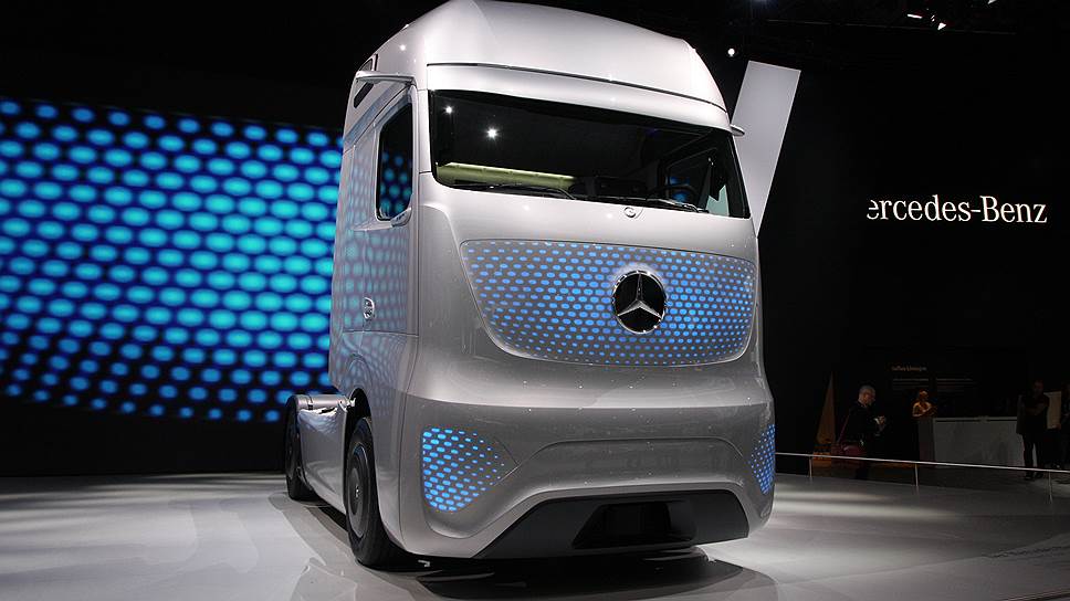 Самым футуристичным оказался проект Mercedes Future Truck 2025. По идее им даже управлять необязательно — он все должен делать самостоятельно 
