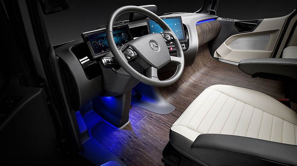 Нижнюю кровать в кабине Mercedes-Benz Future Truck 2025, как и пассажирское кресло, заменили на оттоманку для отдыха водителя. Единственное спальное место — на складной кровати над водительским креслом 
