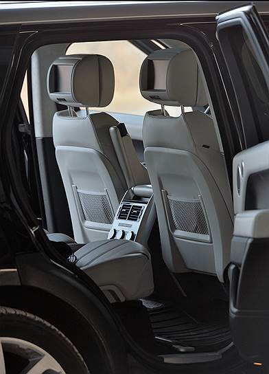 Несмотря на то что задний ряд сидений располагает всеми удобствами, на роль автомобиля с водителем Range Rover Sport рекомендовать сложно — с этой задачей гораздо лучше справится удлиненный Range Rover 
