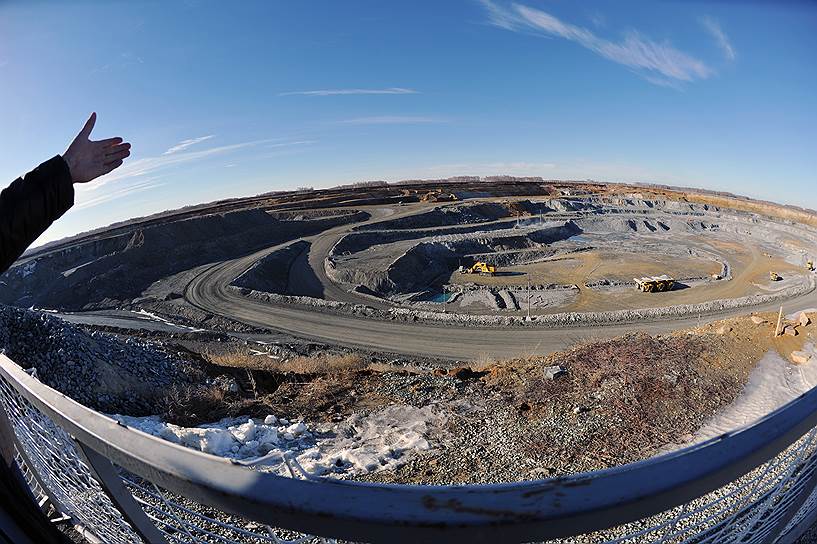Михеевский ГОК, вышедший на проектную мощность осенью 2014 года,— это первое в России предприятие, где добываются и обогащаются медно-порфировые руды 
