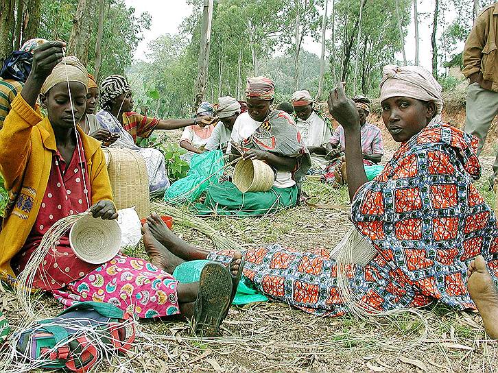 Традиционные корзины, которые плетут вдовы убитых во время геноцида тутси, можно встретить в домах многих прогрессивных европейцев и американцев 
