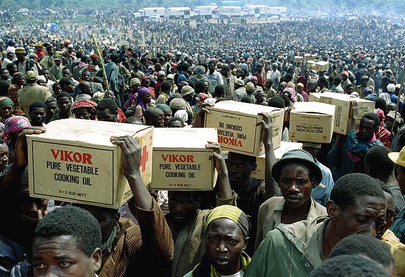 Сотни тысяч тутси бежали от резни в Руанде в соседние страны — в основном в Заир и Уганду 
