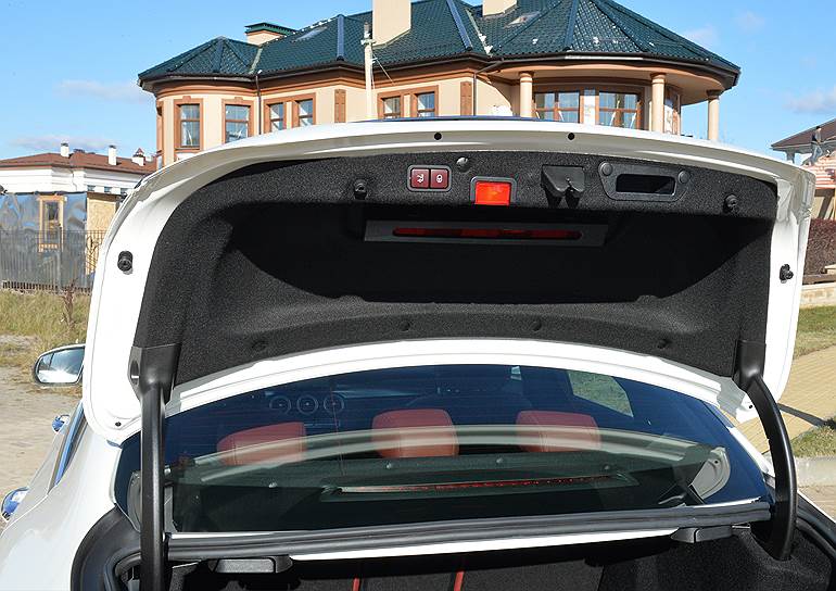 Опциональный электропривод крышки багажника с функцией запирания автомобиля — как у больших 
