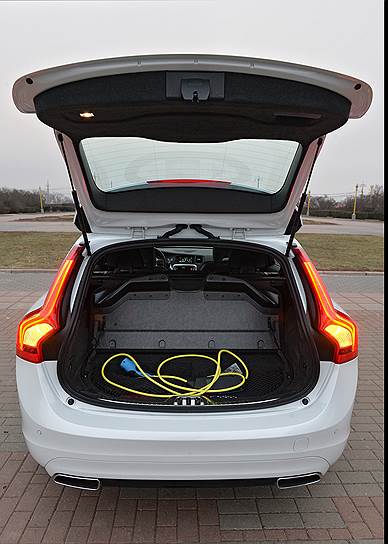 Пол багажника выше, чем в обычном универсале V60, под ним спрятана батарея и отсек для перевозки зарядного устройства 

