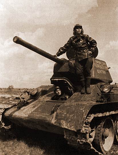 В годы Великой Отечественной войны работники кооперации передали армии несколько танковых колонн и авиаэскадрилий на десятки миллионов рублей. На фото — вторая танковая колонна из танков Т-34 и ТО-34, построенная на средства Центросоюза и переданная 31-й гвардейской танковой бригаде 
