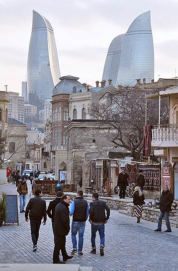 Застройка Баку или продолжает исторический облик города, или контрастно оттеняет его 
