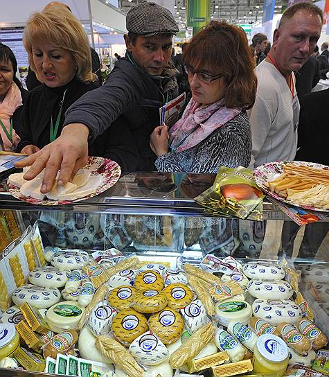Резко сократившийся ассортимент вынуждает россиян выбирать не из сортов сыра, которые сейчас все сплошь одинаковые, а из производителей 