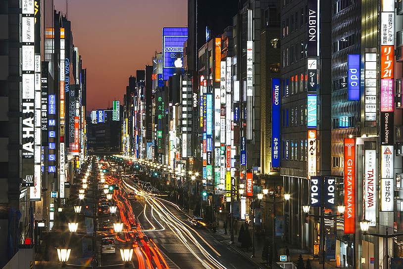 Токийская Гинза, одно из самых дорогих мест в мире,— наглядная иллюстрация того, насколько огромные капиталы были накоплены в Японии за годы экономического бума 
