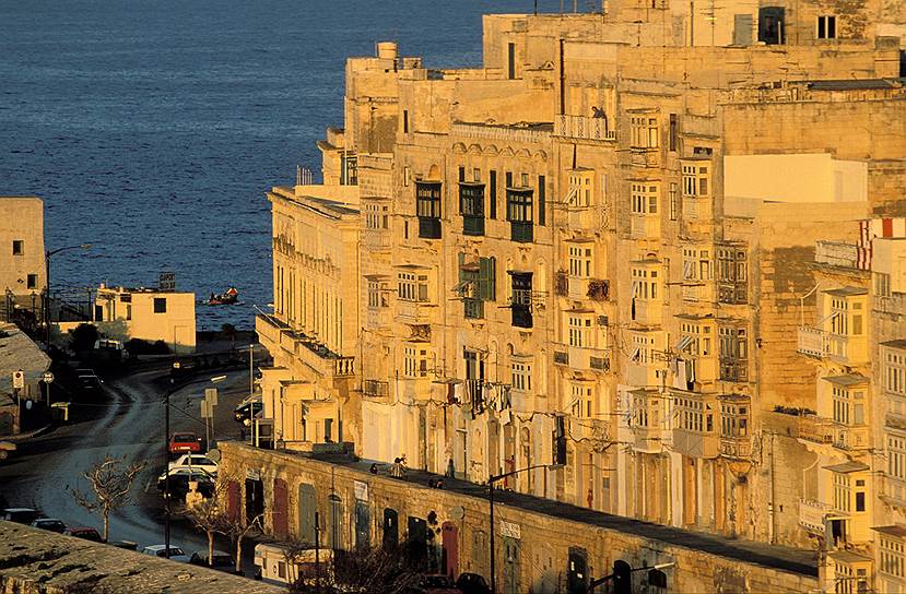 Побережье Мальты плотно застроено, и здесь гораздо больше места для яхт, чем для загорающих и купающихся