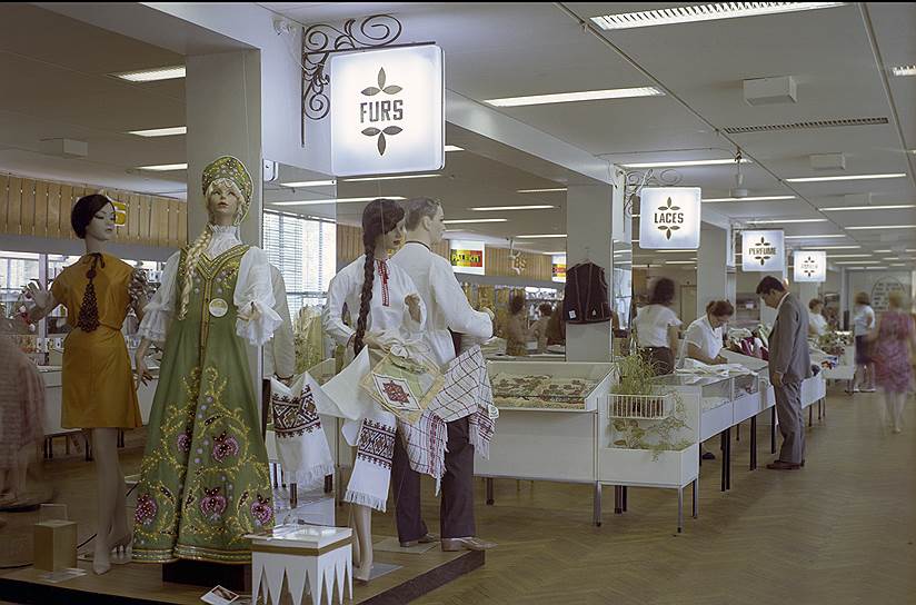Торговые залы валютных магазинов производили впечатление заграничного изобилия и роскоши — так, как их представляла советская торговля