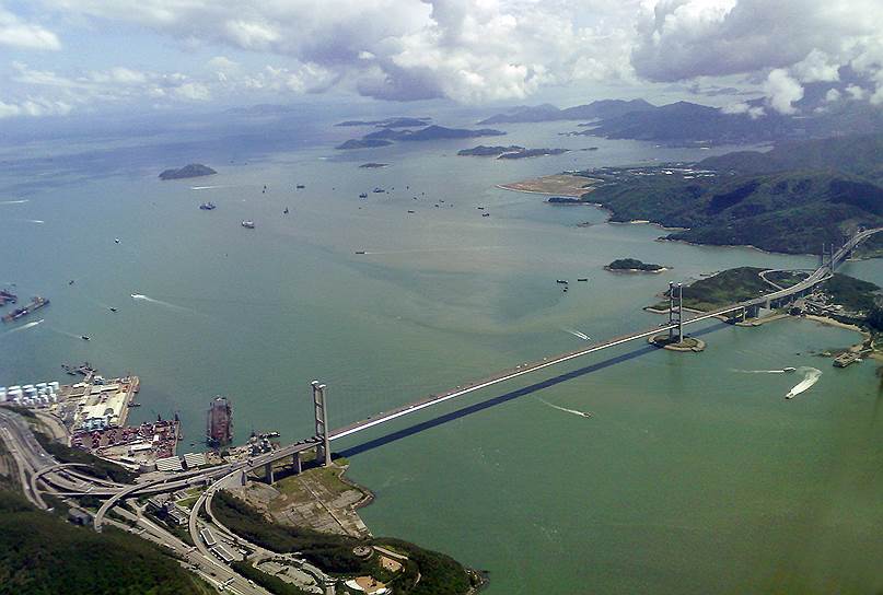 Мост Цинма является звеном скоростной магистрали Ланьтау между международным аэропортом, открытым в 1998 году, и Гонконгом. Проезд по мосту платный: от 10 гонконгских долларов ($1,3) для мотоциклов до 40 ($5,2) для большегрузных автомобилей