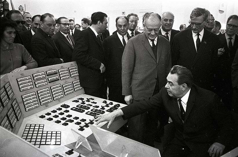 Во времена Брежнева с производительностью труда боролись путем автоматизации, рационализаторства и НОТ 
