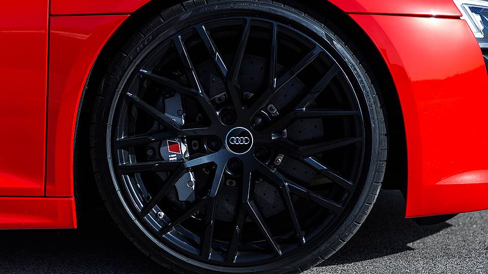В базовом оснащении на Audi R8 установлены 19-дюймовые колеса, опционально предлагаются 20-дюймовые колесные диски с шинами размерностью 245/30 спереди и 305/30 сзади 
