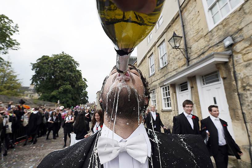 У выпускника хорошего университета поводы пить шампанское возникают гораздо чаще, чем у человека без диплома