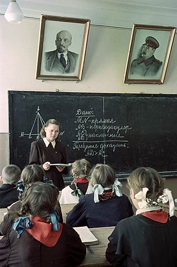 Когда в 1948 году в школах ввели форму, стало очевидно, что эпоха бунтов и экспериментов закончилась и советская школа пытается честно копировать дореволюционные гимназии