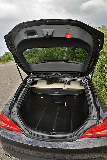 Проем узковат, зато багажник имеет объем 495 л и может быть увеличен за счет второго ряда сидений 
