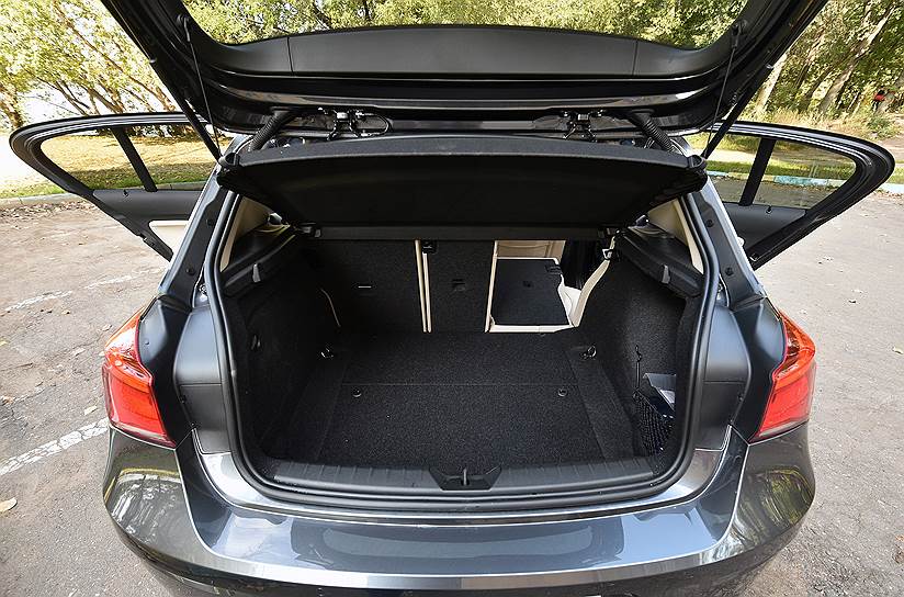 Объем багажника со сложенными спинками задних сидений увеличивается почти втрое — до 1200 л 
