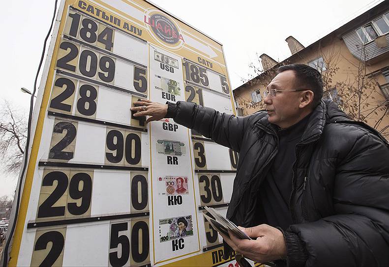 За последние два года по отношению к доллару казахстанский тенге упал почти вдвое, но к рублю все же укрепился 
