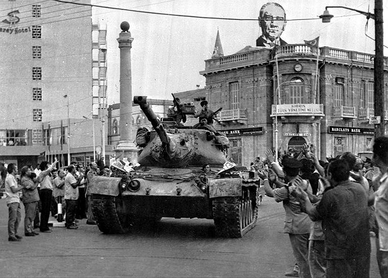 24 июля 1974 года турецкие танки въехали в Никосию. С тех пор ее основные туристические достопримечательности, как, например, венецианская колонна, остались на турецкой стороне 
