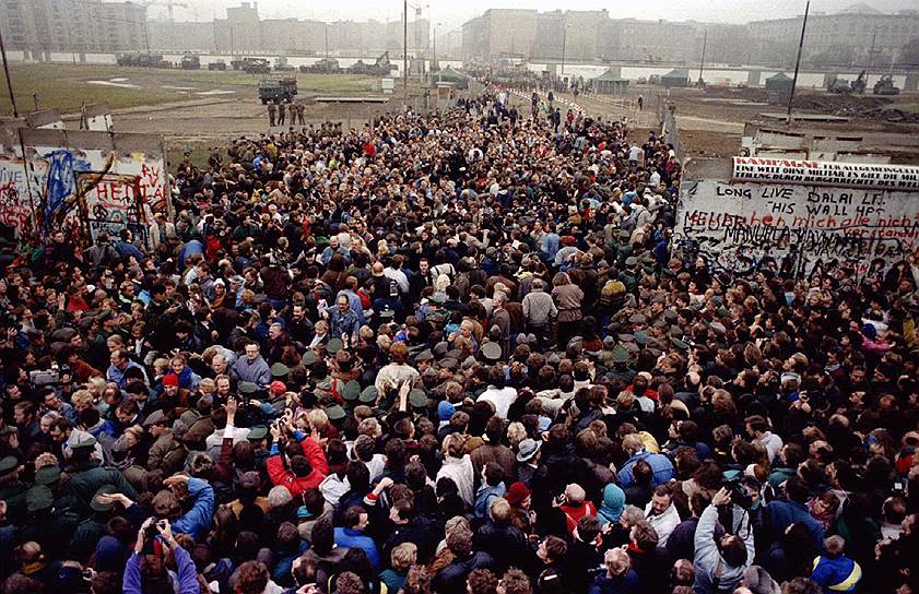 Падение Берлинской стены 12 ноября 1989 года стало отправной точкой экономических преобразований в Восточной Европе 
