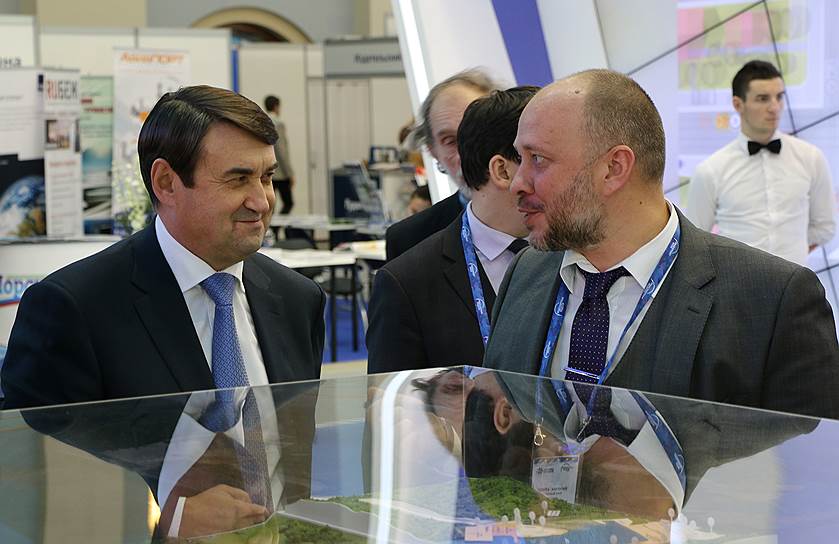 Помощнику президента, экс-министру транспорта Игорю Левитину всегда есть что обсудить с управляющим директором АО &quot;Восточный Порт&quot; Анатолием Лазаревым (справа)
