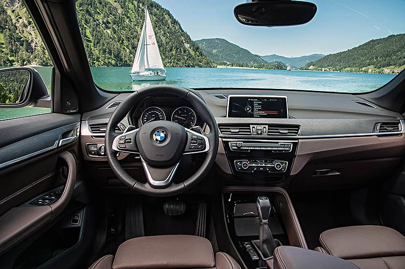 В интерьере X1 много общего с компактвэном BMW Active Tourer, который у нас не продается 
