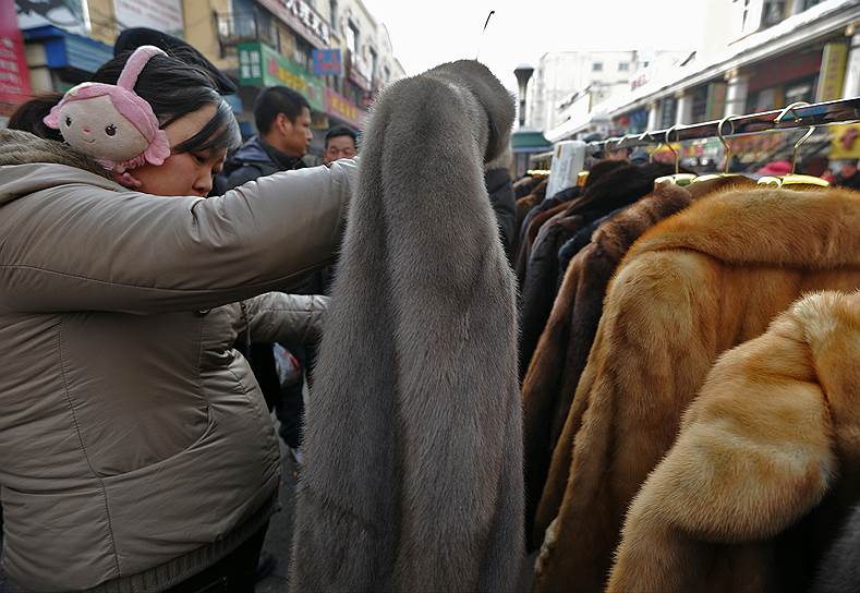 Самый популярный товар на рынке меха — это китайские норковые шубы по 50-80 тыс. руб.