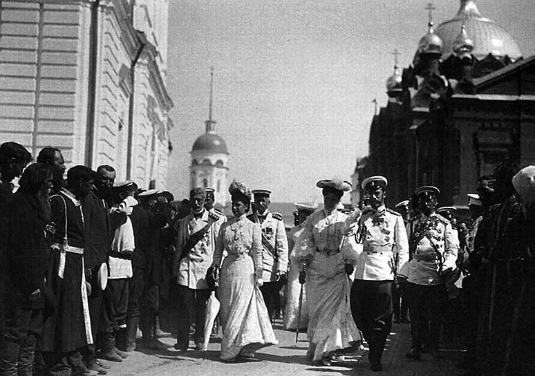 Николай II верил в близость монарха к верующему народу, и Саровские торжества 1903 года укрепили его в этой вере 
