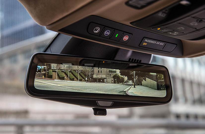 Экран заднего вида внутри обычного салонного зеркала — впервые на серийном автомобиле 
