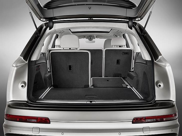 Объем багажника варьируется в пределах 890-2075 л, спинки сидений третьего ряда складываются с помощью электропривода 
